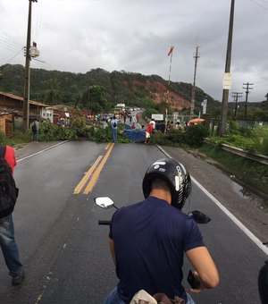 Populares fecham rodovia BR-424 e cobram moradias depois das fortes chuvas 