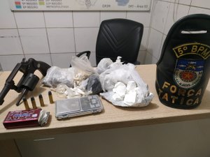 Polícia prende jovem por tráfico de drogas e porte ilegal de arma no Benedito Bentes
