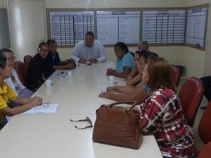 Secretário Lima Júnior recebe familiares de jovens mortos