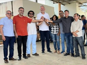 Coutinho participa de entrega de trator no campus da Ufal em Arapiraca