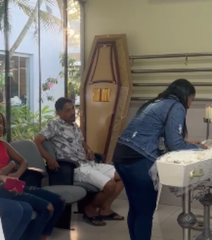 Tristeza e comoção marcam velório de mãe e filha assassinadas em Maceió