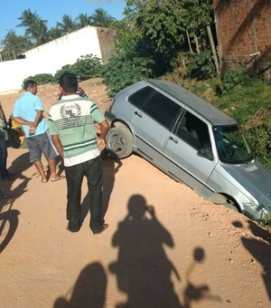 Motorista perde controle de  veículo e cai em ribanceira no Riacho Piauí, em Arapiraca