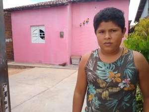 [Vídeo] Após repercussão de bilhete em viatura, Roberto vai ganhar materiais escolares de PMs