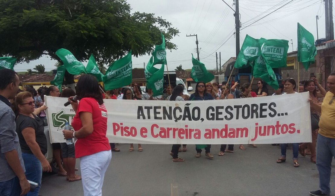 Servidores da educação realizam protesto por reajuste salarial em São Luís do Quitunde