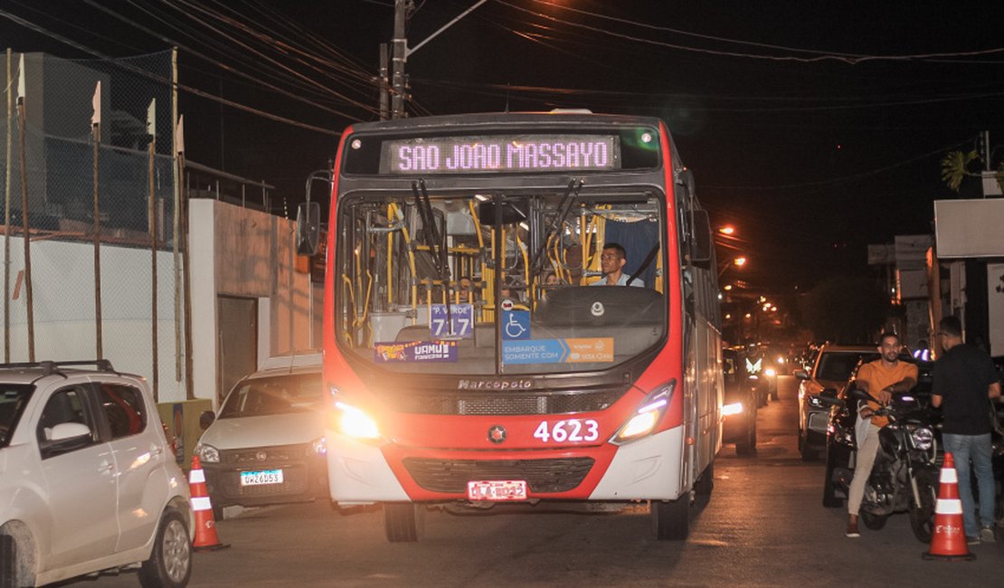 Moradores curtem o São João Massayó com ônibus de graça até o Jaraguá