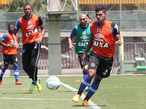 Lateral do Vasco sofre acidente de carro após o treino