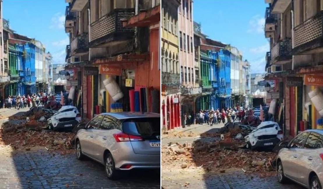 Prédio desaba parcialmente no Pelourinho e atinge veículos