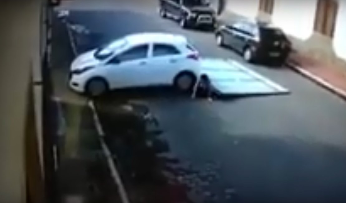 [Vídeo] Portão cai sobre casal de idosos após ser derrubado por carro
