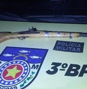 Espingarda calibre 12 e outros dois revólveres são encontrados em terreno baldio no Jacintinho