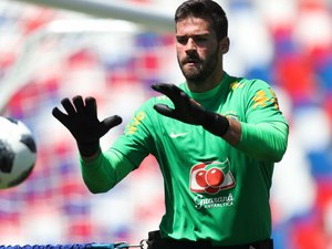 Roma aceita oferta do Liverpool pelo brasileiro Alisson: R$ 315 milhões