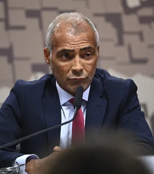 Romário anuncia que vai se licenciar do Senado