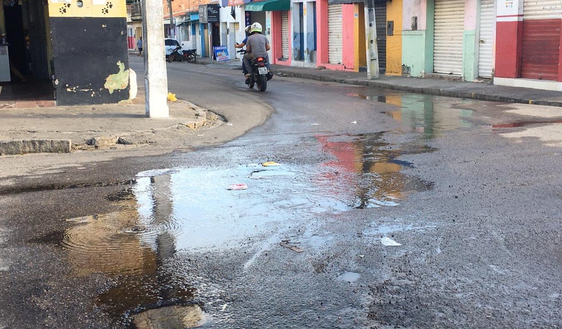 [Vídeo] Vazamento complica trânsito e gera desperdício de água em cruzamento de Arapiraca
