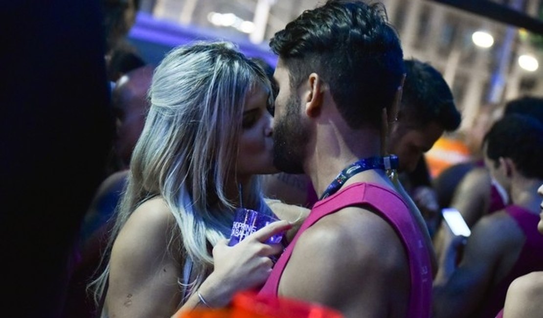 Ex-BBB Júlia Nunes beija muito em camarote