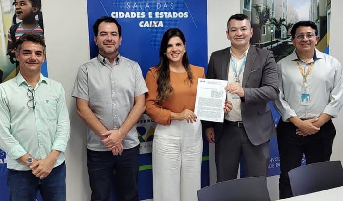 Prefeita assina contrato para construção de 25 casas na cidade de Novo Lino