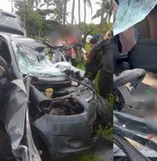 Colisão entre ônibus e carro deixa veículo destruído e homem ferido em Maceió