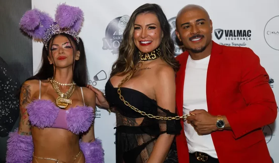 Urach faz sexo 'ao vivo' com o namorado em noite de autógrafos da Playboy