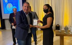 Henrique Vilela recebe o prêmio de prefeito destaque