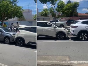 [Vídeo] Acidente provoca engavetamento com quatro carros na Av. Ceci Cunha, em Arapiraca