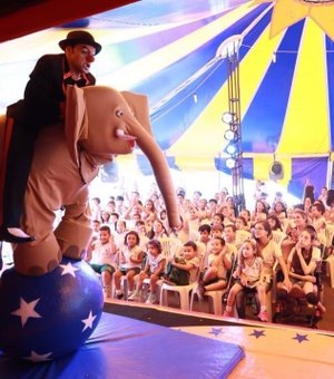 Palhaço Mixuruca se apresenta no circo Incaros neste domingo