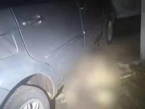 Mulher dirige 40 km com corpo preso embaixo do carro