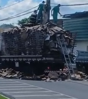 Caminhão carregado com papelão pega fogo no Tabuleiro do Martins, em Maceió