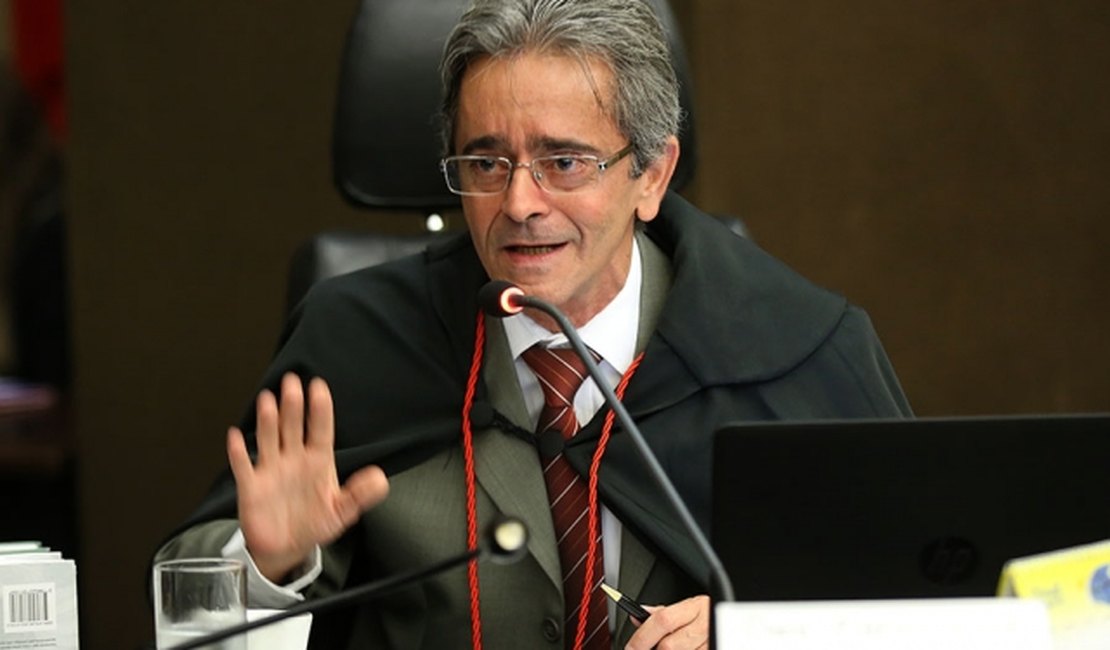 Almagis esclarece acusações de que governador interino teria aumentado próprio salário