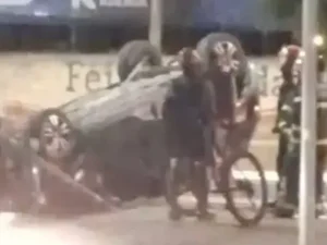 [Vídeo] Carro capota e para em canteiro perto do HU, em Maceió