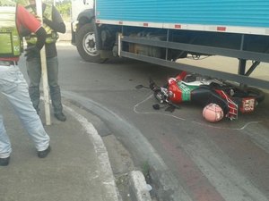 Colisão entre caminhão e moto é registrada no centro