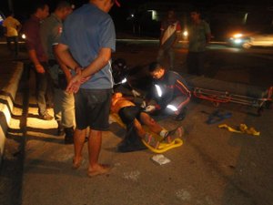 Motociclista invade barreira de proteção do posto da Polícia Rodoviária