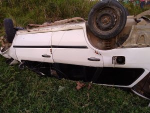 Carro capota em ribanceira em acidente com vítima fatal 