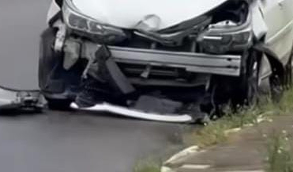 Colisão entre carros é registrada no bairro Santa Esmeralda, em Arapiraca