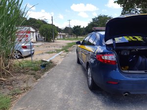 Após colisão, carro arrasta moto por mais de 300 metros
