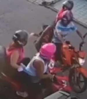 [Vídeo] Duas mulheres são roubadas em frente a uma academia no Jacintinho