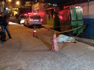 Jovem é morto com tiros na cabeça no bairro Jacintinho, em Maceió 