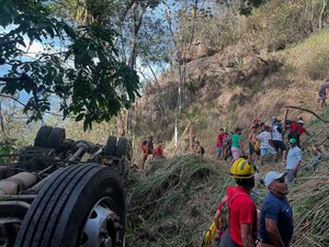 Mulher grávida está entre as vítimas fatais de acidente com ônibus na Serra a Barriga