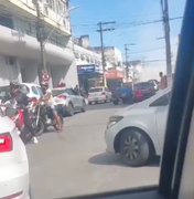 [Vídeo] Carro pega fogo e deixa trânsito lento no Centro de Maceió