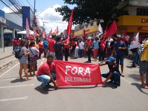 [Vídeo] Manifestantes protestam contra Governo Bolsonaro no Centro de Arapiraca