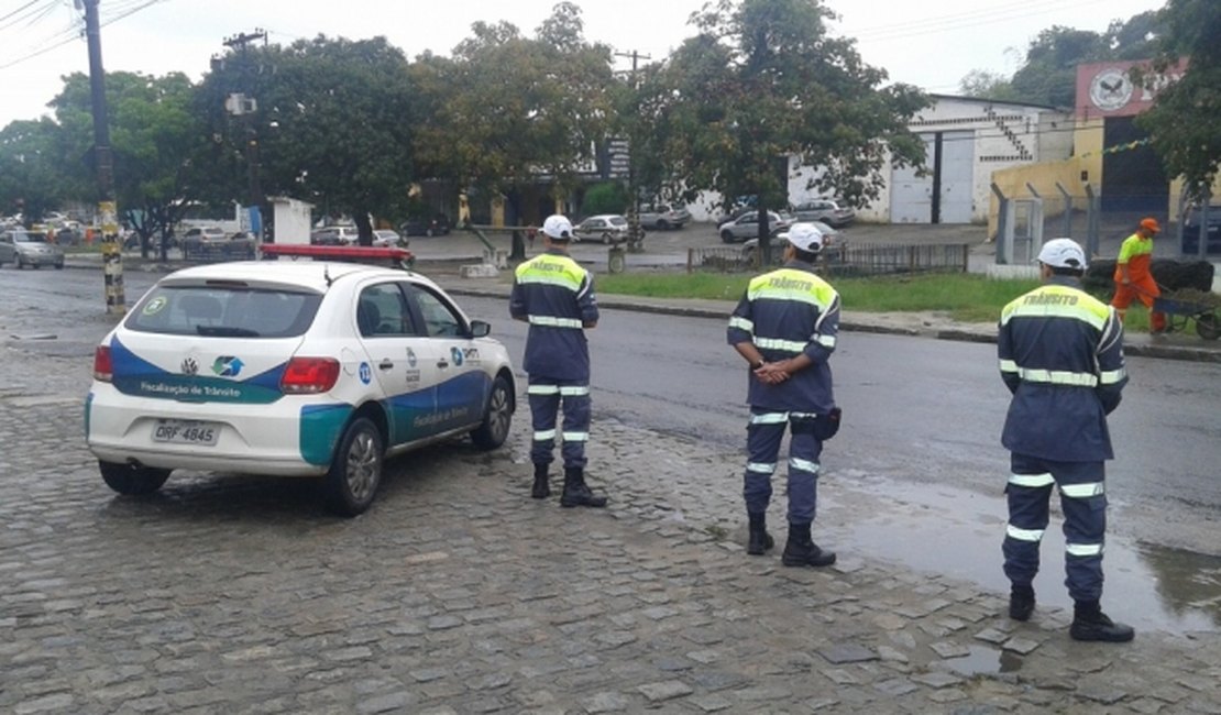 SMTT auxilia fluxo de veículos em diversos pontos da cidade