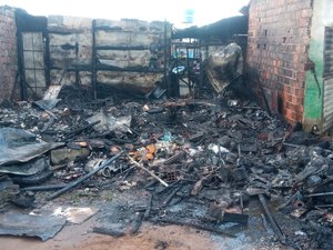 [Vídeo] Incêndio destrói barracas da feira da troca em Arapiraca