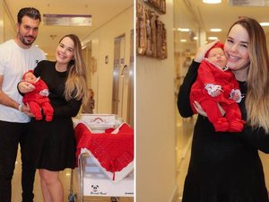 Thaeme deixa a maternidade com a filha Ivy e o marido Fábio Elias