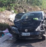 Colisão entre carros de passeio deixa três feridos em Delmiro