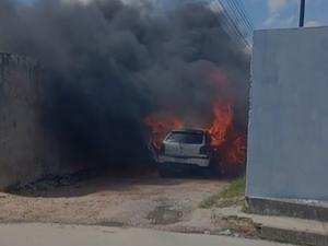 Carro pega fogo e mobiliza Corpo de Bombeiros na Travessa Guarani, em Penedo