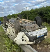 SW4 capota na AL-101 Sul após motorista perder controle em curva