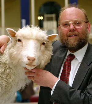 Cientista britânico que criou ovelha clonada Dolly morre aos 79 anos