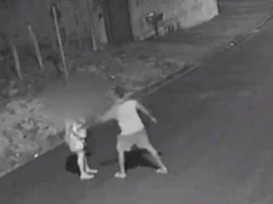 Candidato a vereador é flagrado agredindo namorada na rua