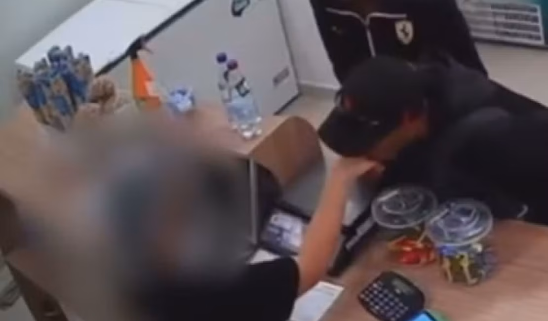 Homem assalta sorveteria, leva picolés e beija a mão de atendente, em Goiás