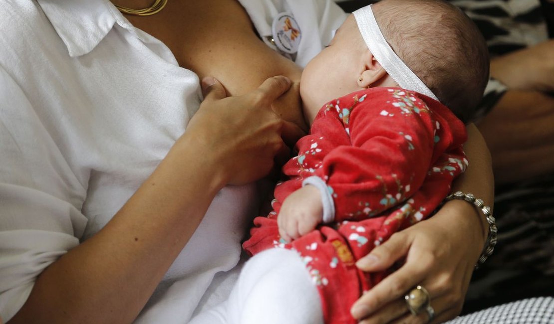 Campanha Agosto dourado: mães com covid-19 devem continuar amamentando