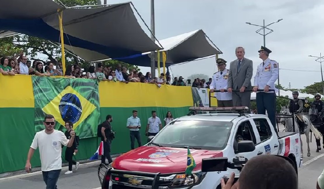 Governador em exercício Ronaldo Lessa abre desfile do 7 de setembro em Maceió