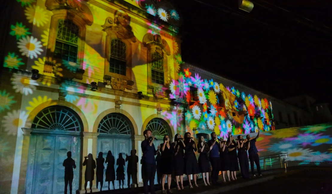 Projeção mapeada no convento e canto coral encantam público no Penedo Luz