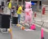 “Porquinho da Paulista” é atacado com garfo durante manifestação